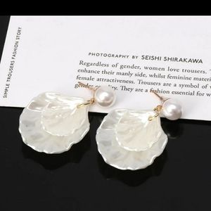 Double curve shell leaf earrings